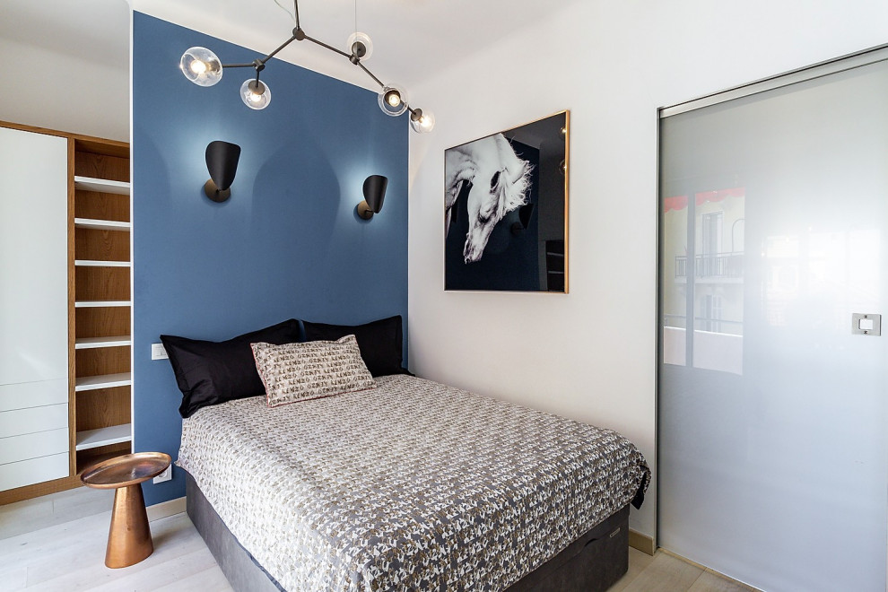 На фото: гостиная комната среднего размера в современном стиле с светлым паркетным полом, бежевым полом, домашним баром, белыми стенами, телевизором на стене и кирпичными стенами без камина