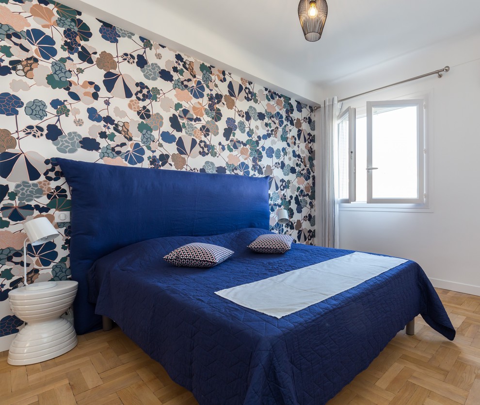 Imagen de habitación de invitados nórdica con paredes multicolor, suelo de madera clara y suelo beige