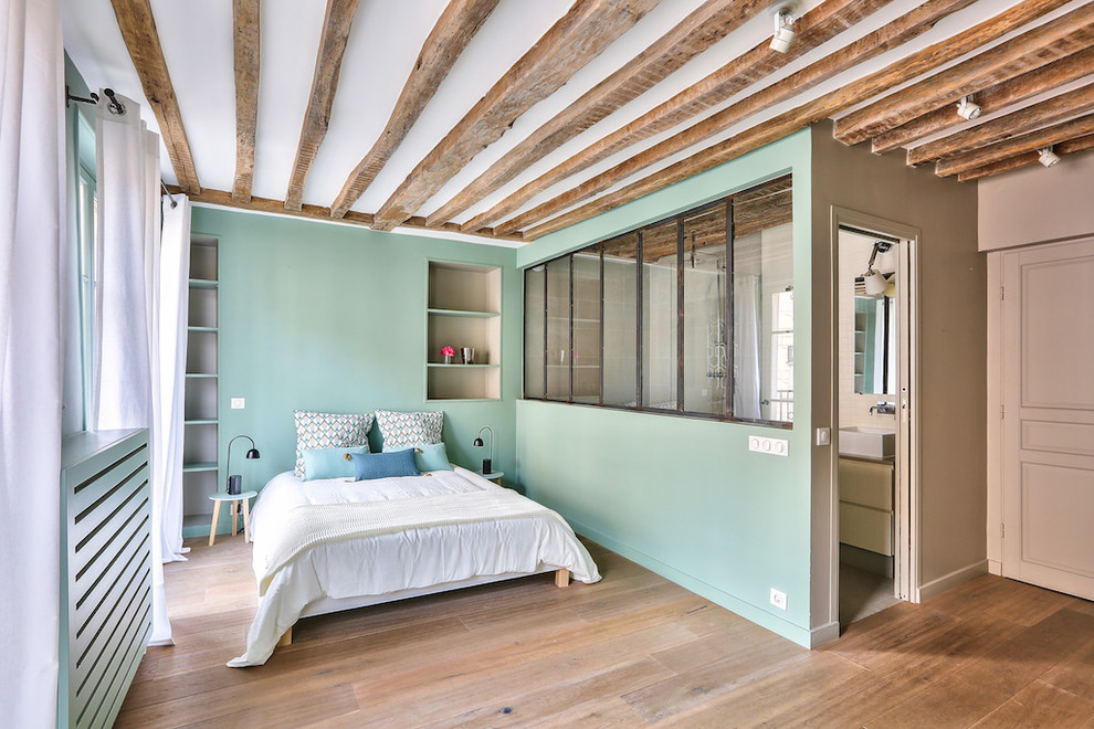 Пример оригинального дизайна: хозяйская спальня среднего размера в скандинавском стиле с зелеными стенами и светлым паркетным полом
