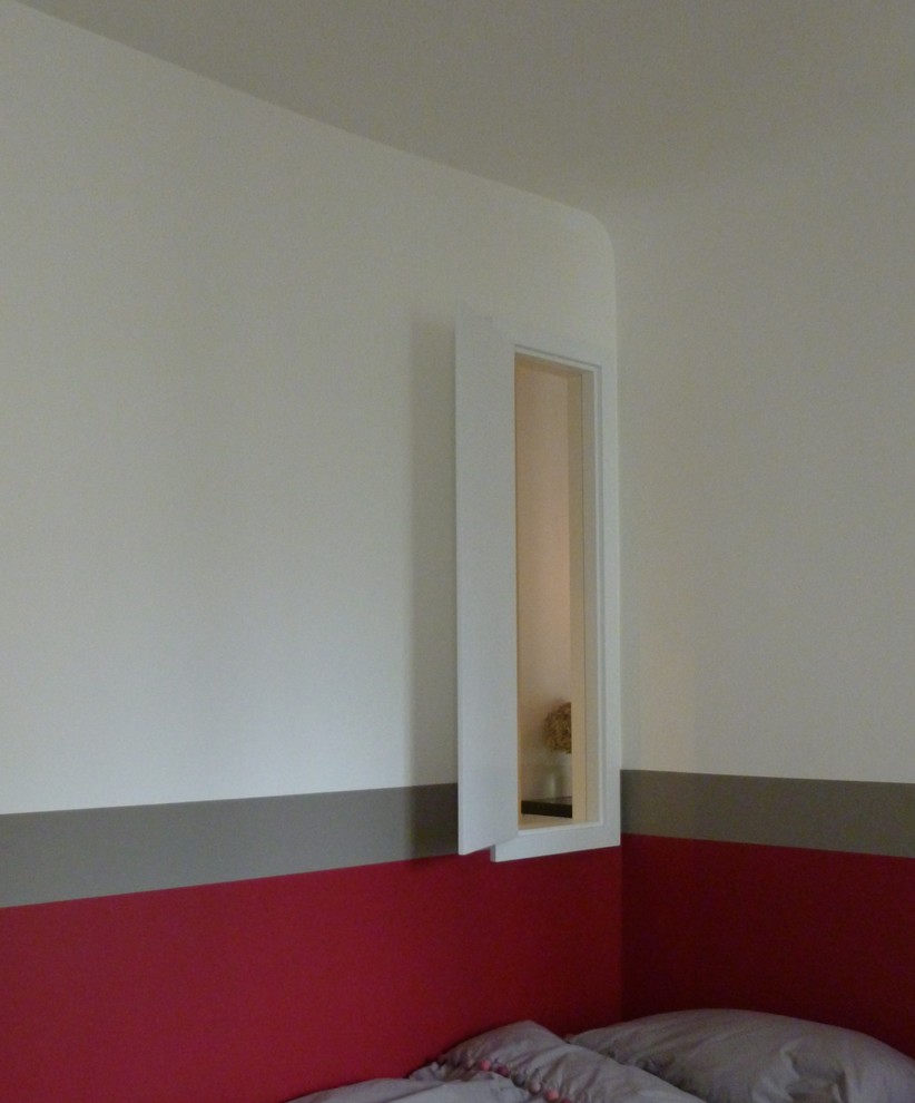 Idee per una grande camera matrimoniale minimal con pareti multicolore, pavimento in legno massello medio e pavimento marrone