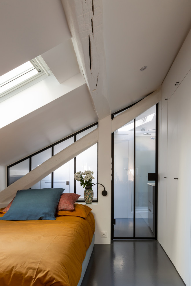 Идея дизайна: маленькая спальня в стиле лофт с белыми стенами, бетонным полом, серым полом и сводчатым потолком для на участке и в саду