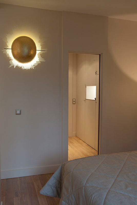 Réalisation d'une chambre parentale design de taille moyenne avec un mur beige, parquet clair et aucune cheminée.