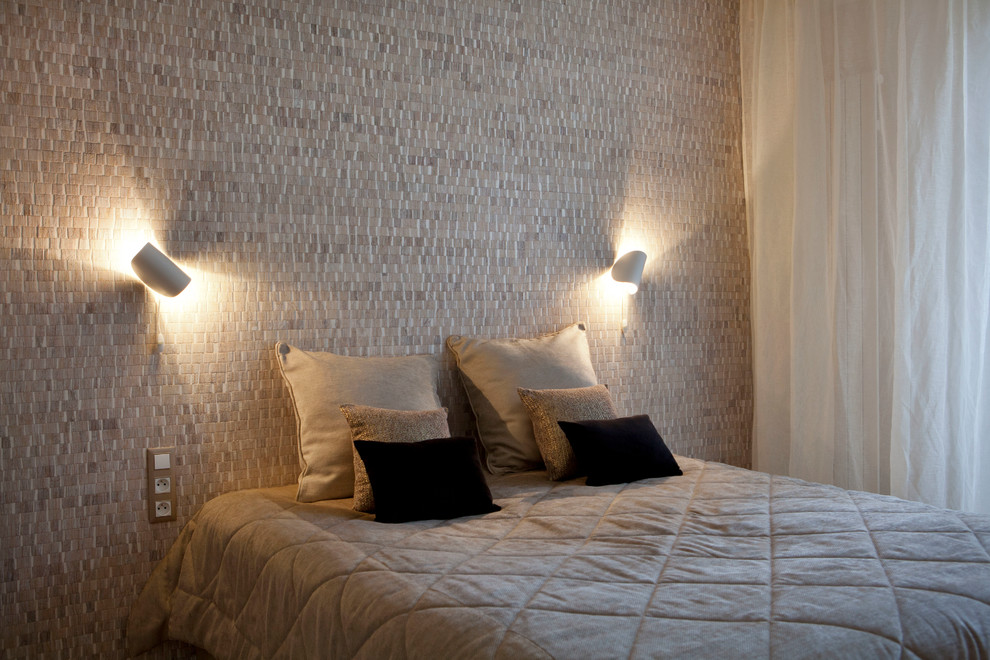 Ispirazione per una camera matrimoniale minimal di medie dimensioni con pareti beige, parquet chiaro e nessun camino