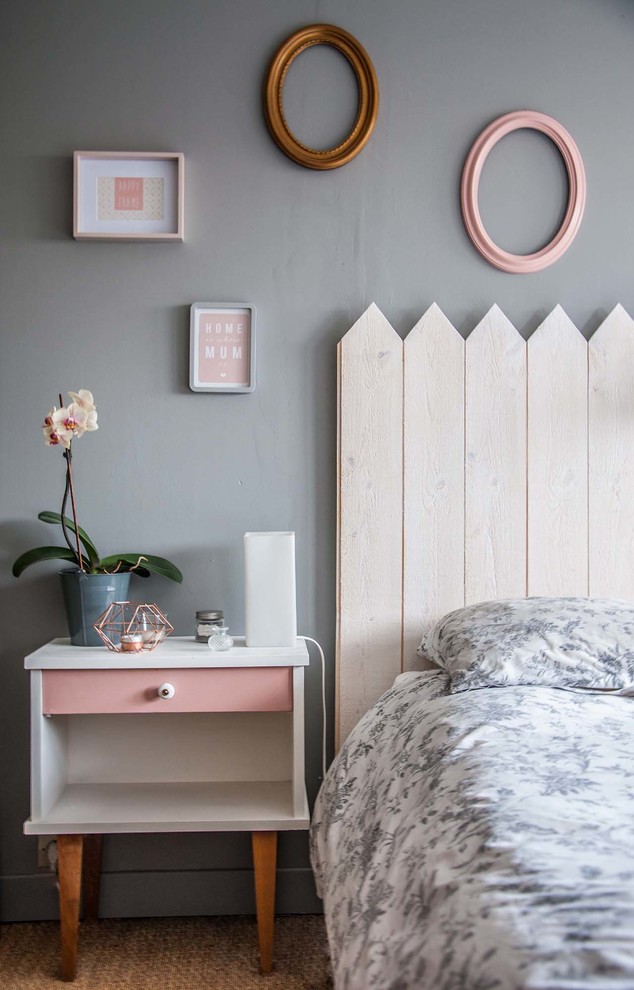 Mittelgroßes Skandinavisches Hauptschlafzimmer ohne Kamin mit grauer Wandfarbe in Paris