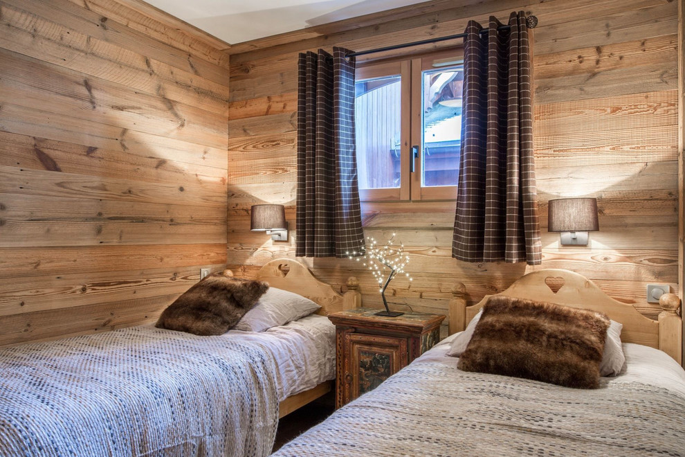 Источник вдохновения для домашнего уюта: гостевая спальня (комната для гостей) в стиле рустика с коричневыми стенами