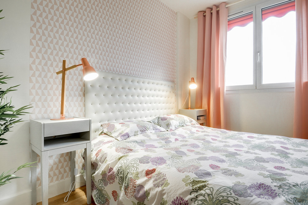 Immagine di una camera matrimoniale scandinava di medie dimensioni con pareti bianche, parquet chiaro e pavimento beige