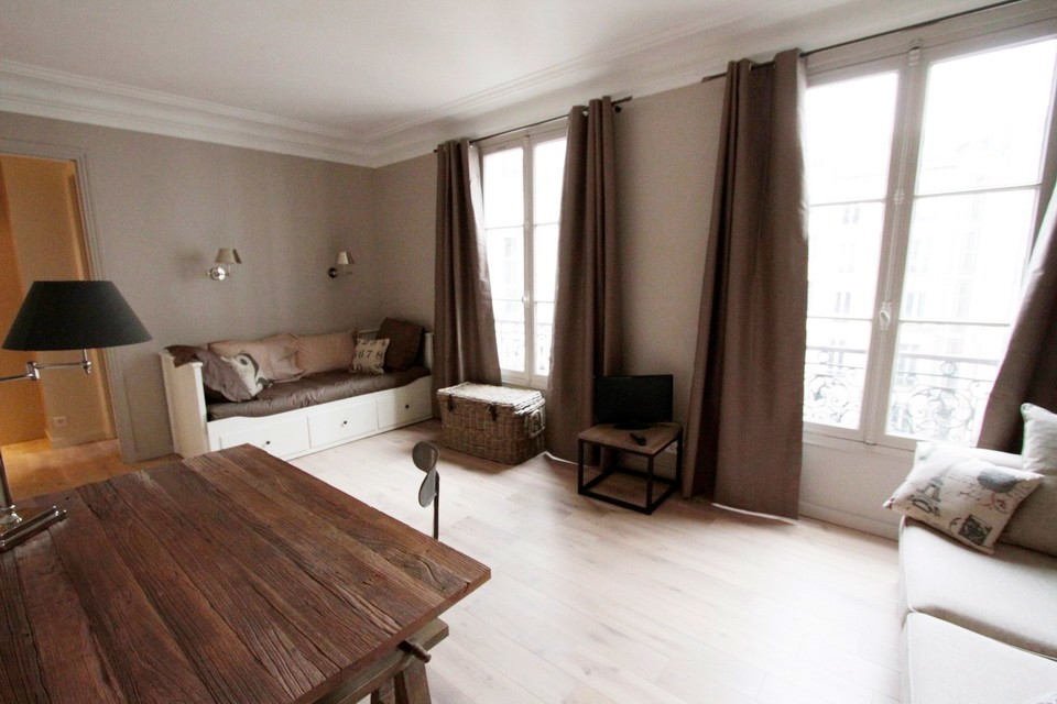 Aménagement d'une chambre classique de taille moyenne avec un mur gris, parquet clair, aucune cheminée et un sol beige.
