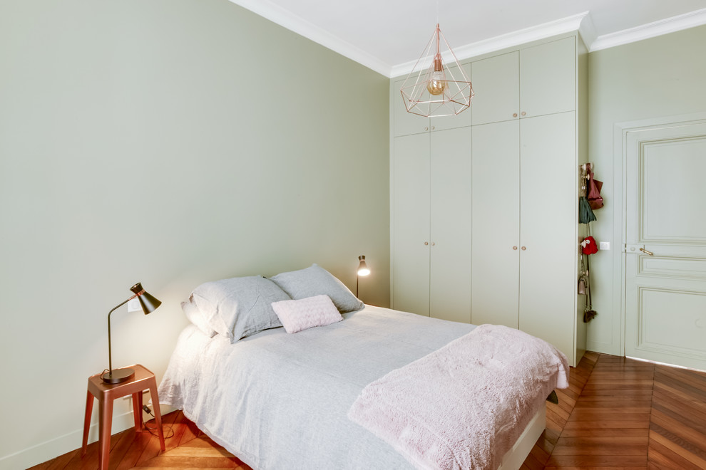 Idées déco pour une grande chambre parentale moderne avec un mur vert, un sol en bois brun et un sol marron.