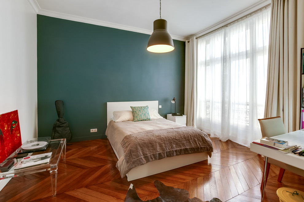 Exemple d'une grande chambre parentale moderne avec un mur bleu, un sol en bois brun et un sol marron.
