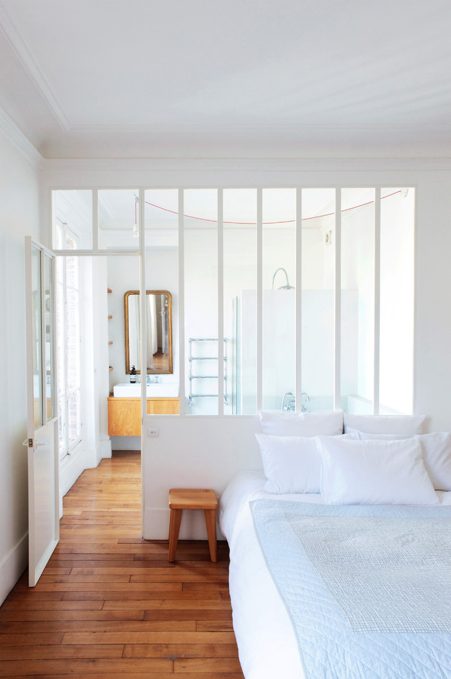 Inspiration pour une chambre parentale traditionnelle de taille moyenne avec un mur blanc, parquet clair, un sol beige et verrière.