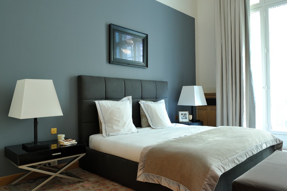 パリにある中くらいなトランジショナルスタイルのおしゃれな客用寝室 (カーペット敷き、暖炉なし、青い壁、ベージュの床、照明) のレイアウト
