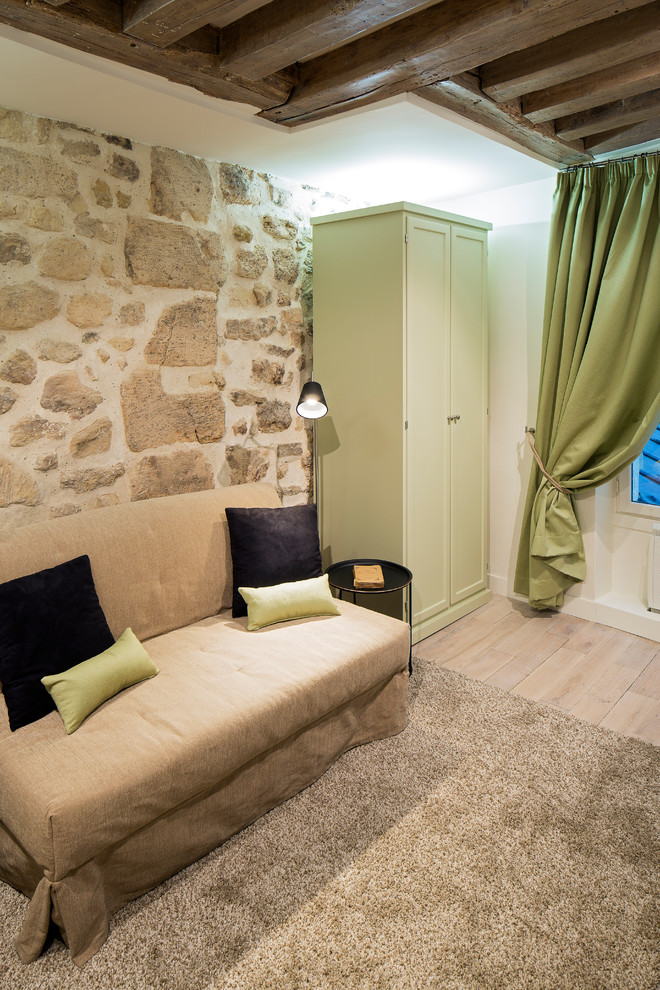 Aménagement d'une petite chambre parentale moderne avec un mur beige, parquet clair et un sol beige.