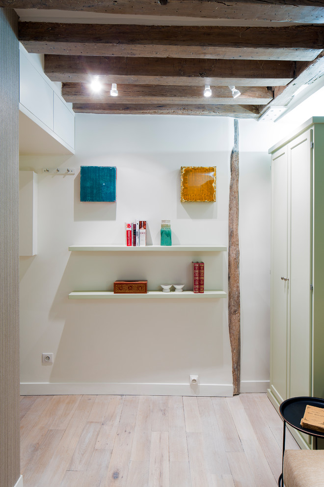 Réalisation d'une petite chambre parentale minimaliste avec parquet clair, un sol beige et un mur beige.