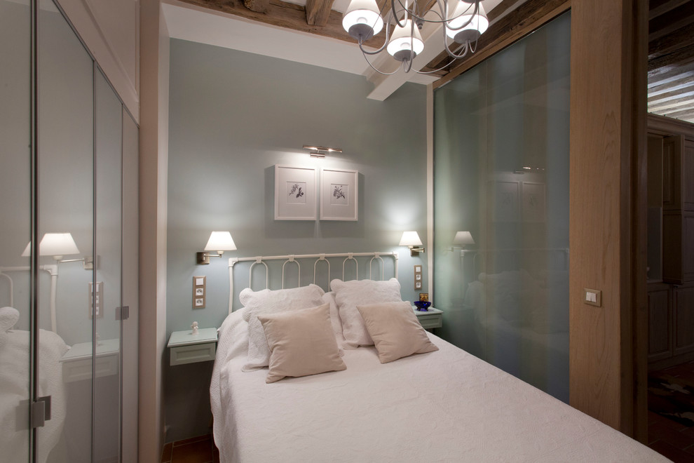 Свежая идея для дизайна: маленькая хозяйская спальня в стиле неоклассика (современная классика) с синими стенами, полом из терракотовой плитки и коричневым полом без камина для на участке и в саду - отличное фото интерьера