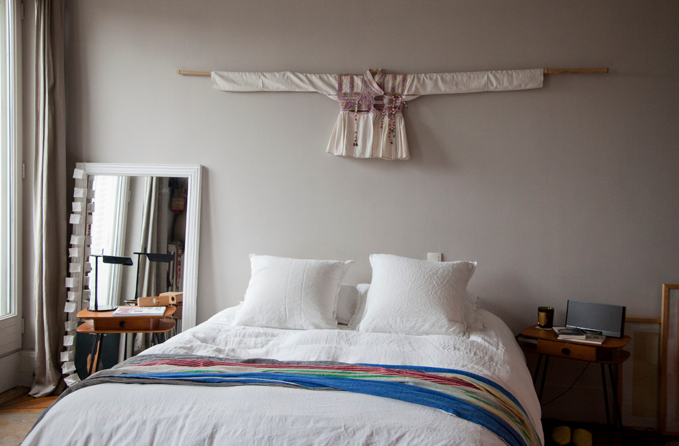 Mittelgroßes Asiatisches Hauptschlafzimmer ohne Kamin mit beiger Wandfarbe in Paris