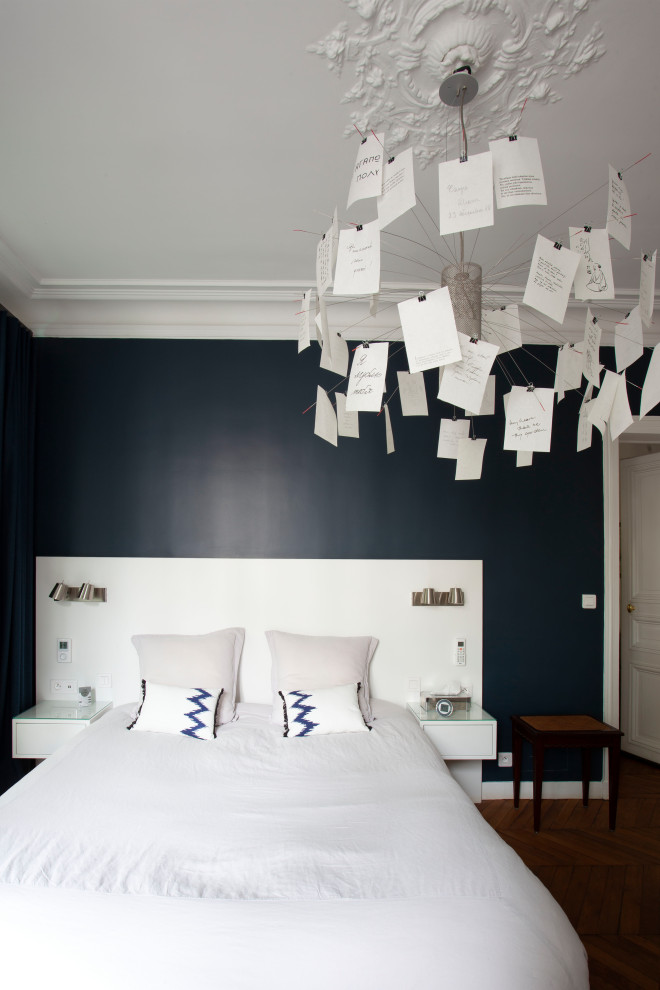 Idee per una grande camera da letto contemporanea con pareti blu, pavimento in legno massello medio, nessun camino e boiserie