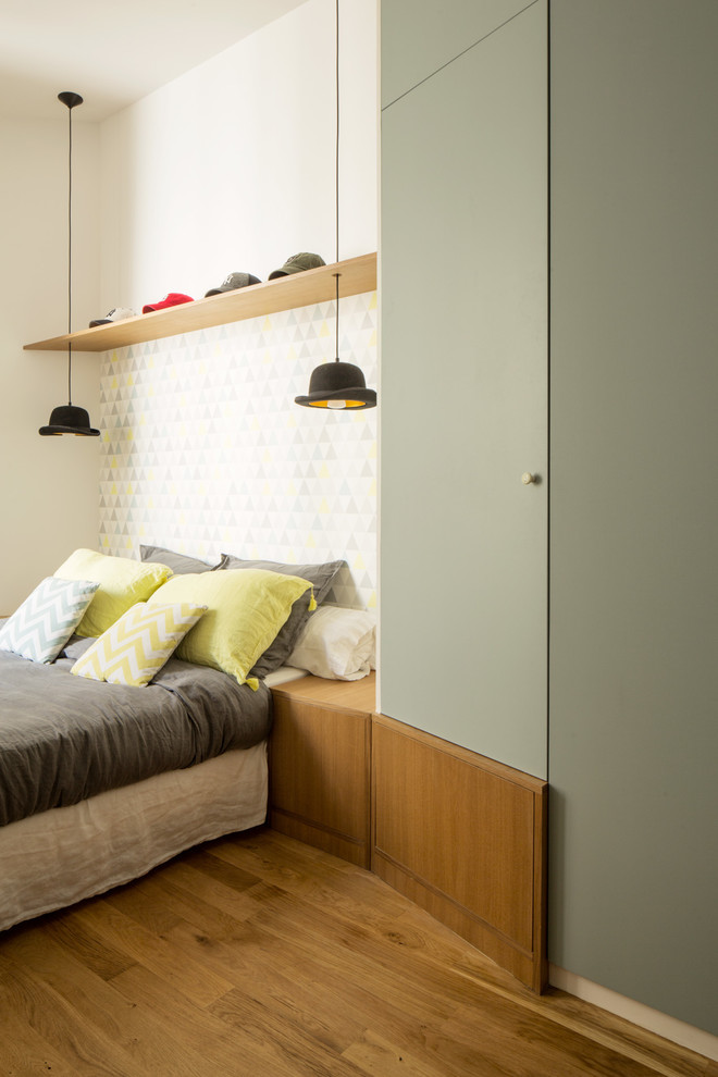 Aménagement d'une chambre parentale classique de taille moyenne avec un mur multicolore, un sol en bois brun, aucune cheminée et un sol marron.