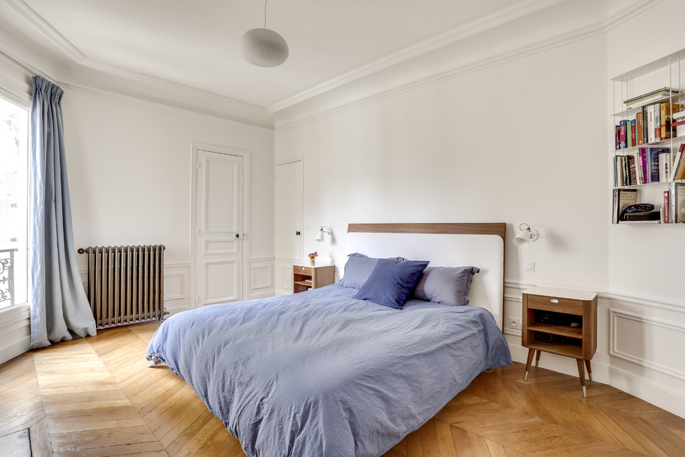 パリにある北欧スタイルのおしゃれな寝室 (白い壁、無垢フローリング) のインテリア