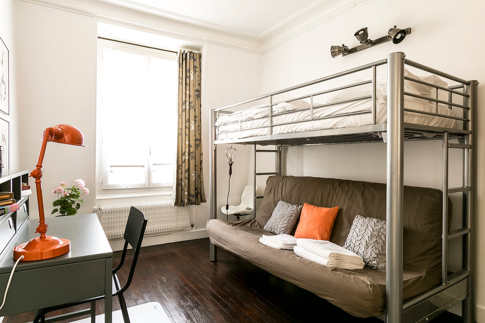パリにある中くらいなコンテンポラリースタイルのおしゃれな客用寝室 (白い壁、濃色無垢フローリング) のレイアウト