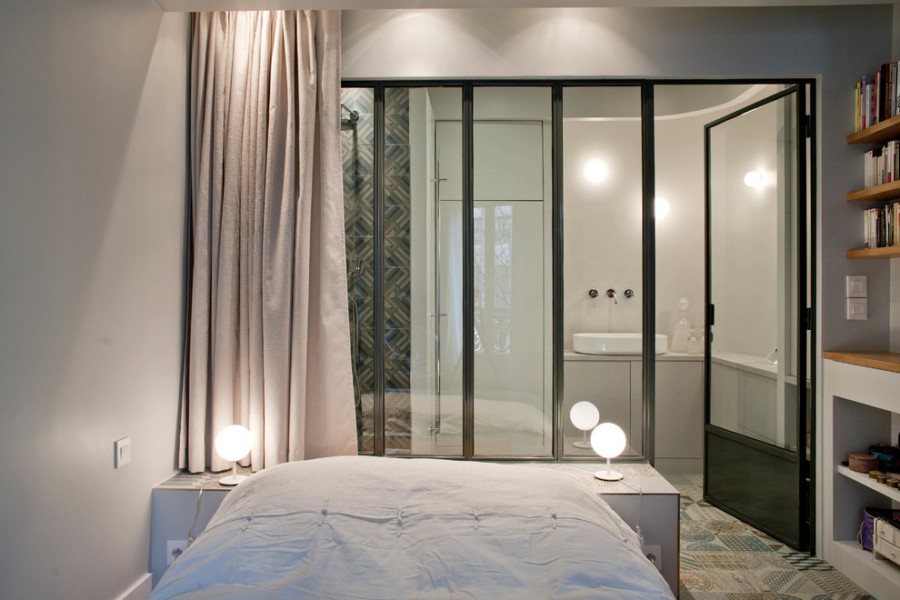 パリにある小さなコンテンポラリースタイルのおしゃれな主寝室 (白い壁、セラミックタイルの床) のレイアウト