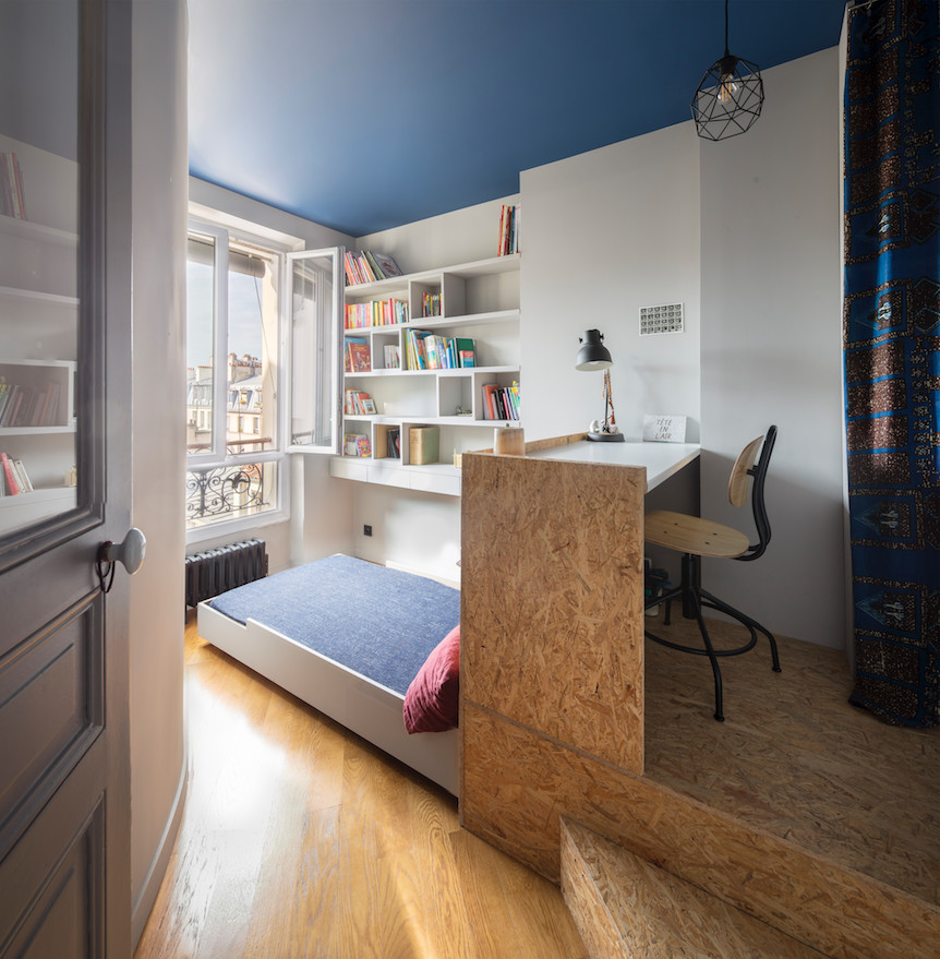 Aménagement d'une petite chambre parentale contemporaine avec un mur blanc, un sol en bois brun et un sol beige.