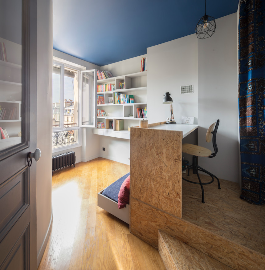 Idee per una piccola camera matrimoniale minimal con pareti bianche, pavimento in legno massello medio e pavimento beige