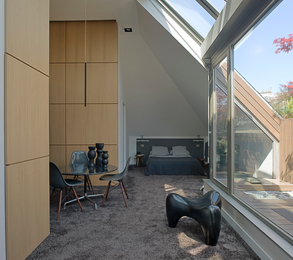 Modernes Hauptschlafzimmer mit weißer Wandfarbe und Teppichboden in Paris