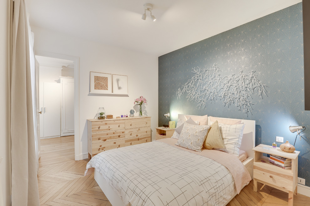 На фото: хозяйская спальня среднего размера, в белых тонах с отделкой деревом в скандинавском стиле с светлым паркетным полом, белыми стенами и бежевым полом без камина