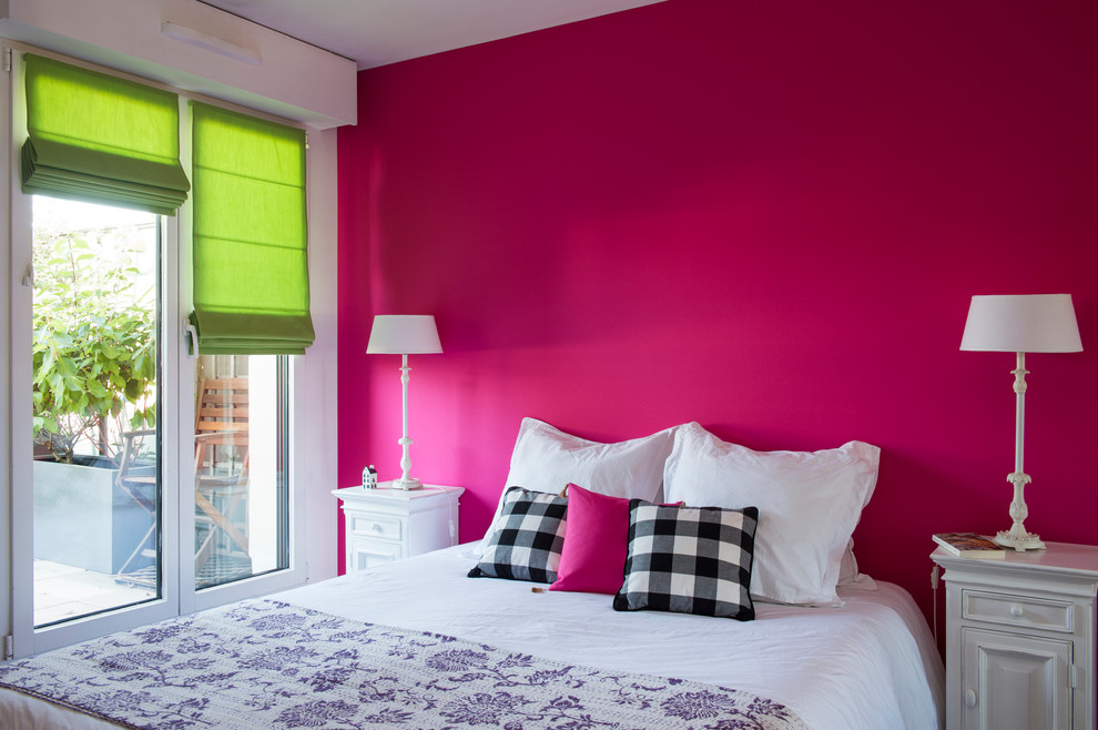 Cette image montre une petite chambre traditionnelle avec un mur rose.