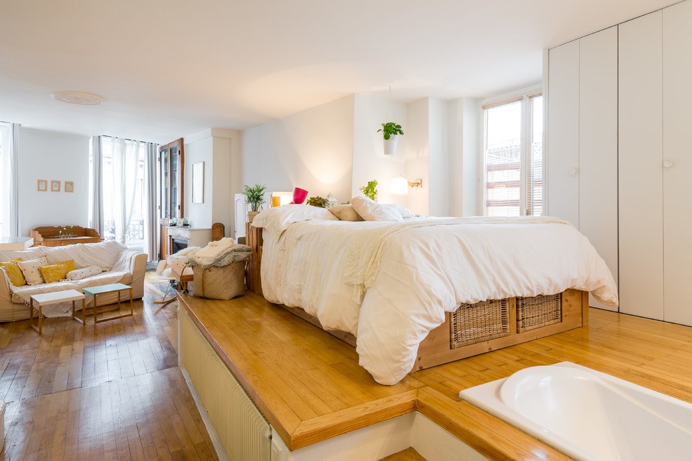 Стильный дизайн: маленькая хозяйская спальня в скандинавском стиле с белыми стенами и паркетным полом среднего тона без камина для на участке и в саду - последний тренд