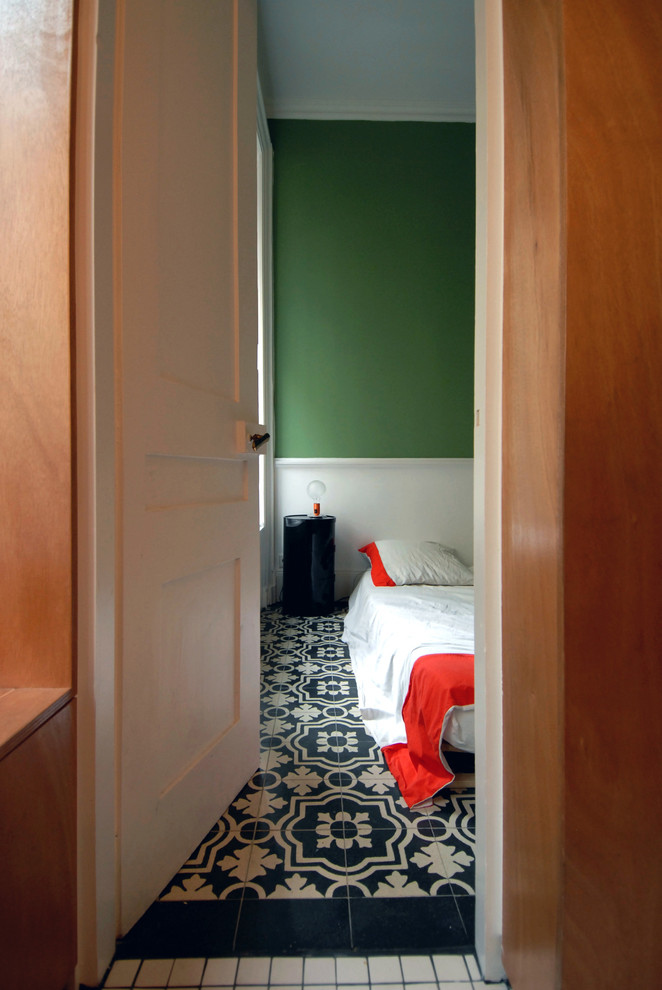 Idee per una piccola camera matrimoniale chic con pareti verdi, nessun camino e pavimento in gres porcellanato
