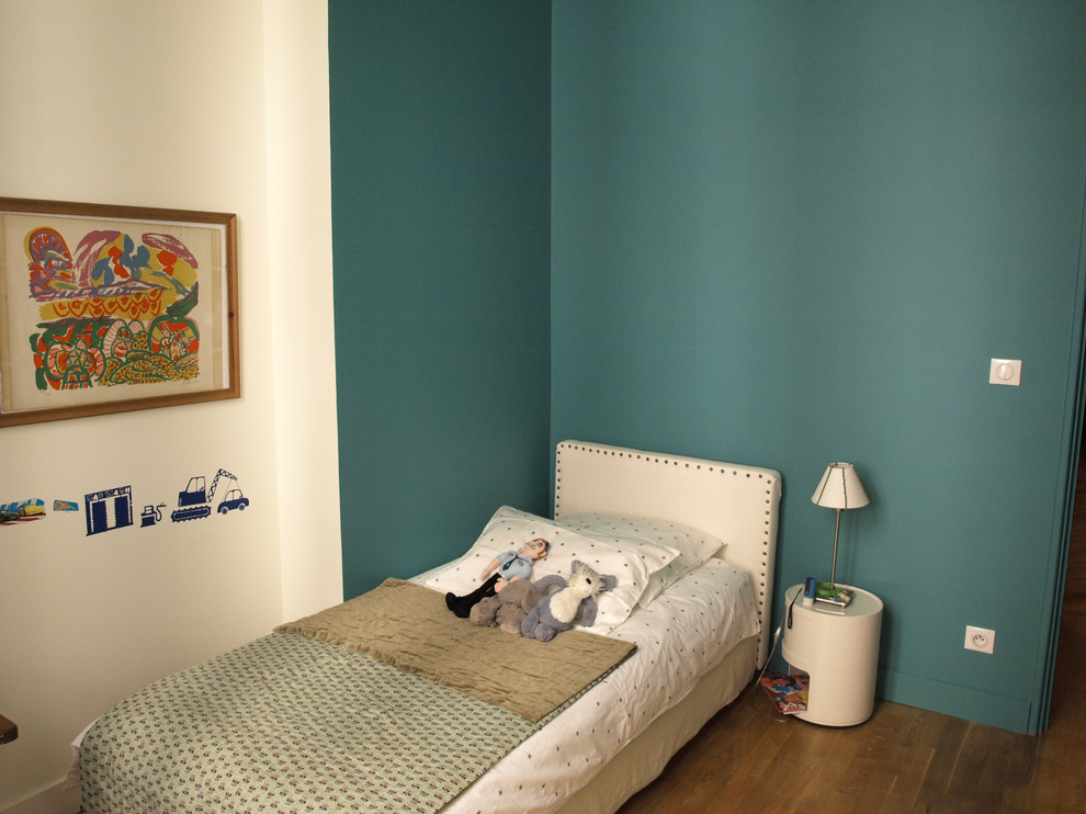 Trendy bedroom photo in Lyon