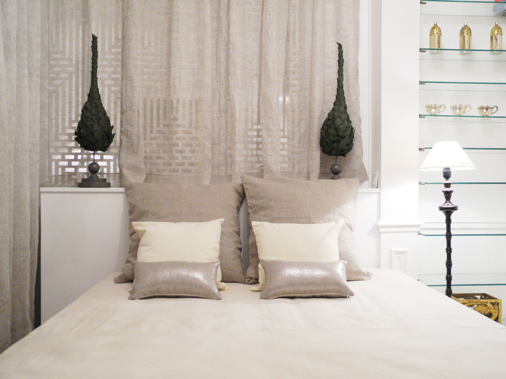 Exemple d'une petite chambre chic avec un mur blanc, un sol en carrelage de porcelaine, un sol beige, une cheminée standard et un manteau de cheminée en pierre.