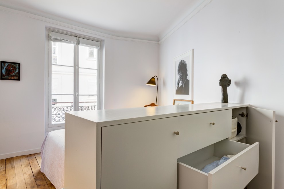 Example of a trendy bedroom design in Paris
