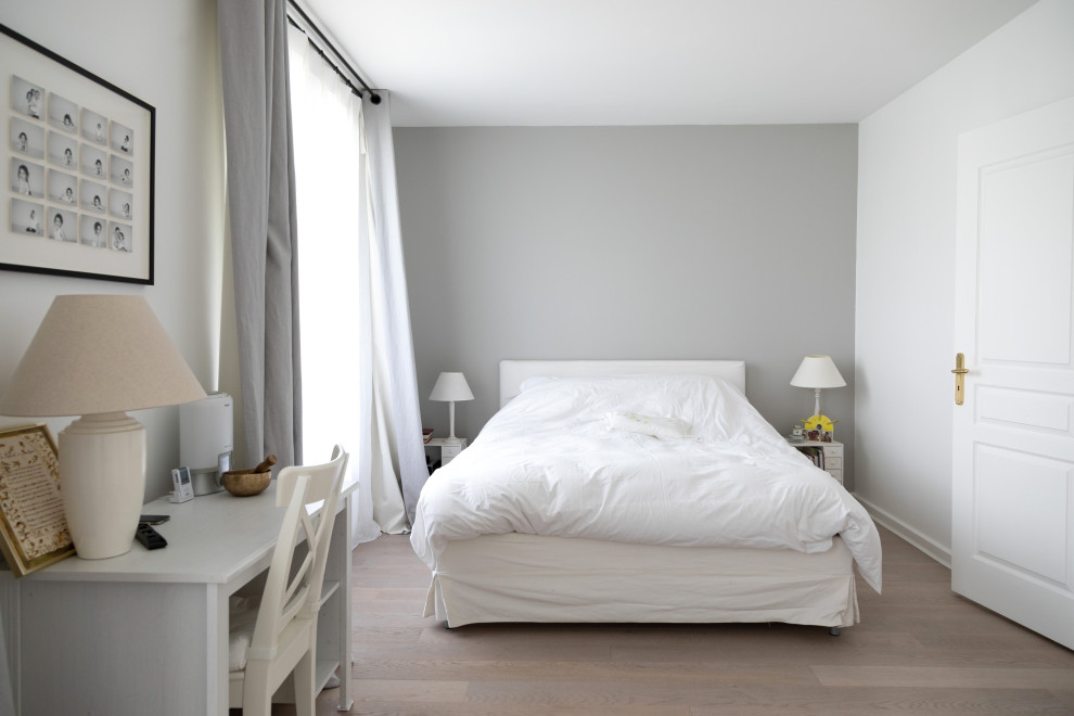 На фото: большая хозяйская спальня в стиле модернизм с серыми стенами, светлым паркетным полом и серым полом без камина