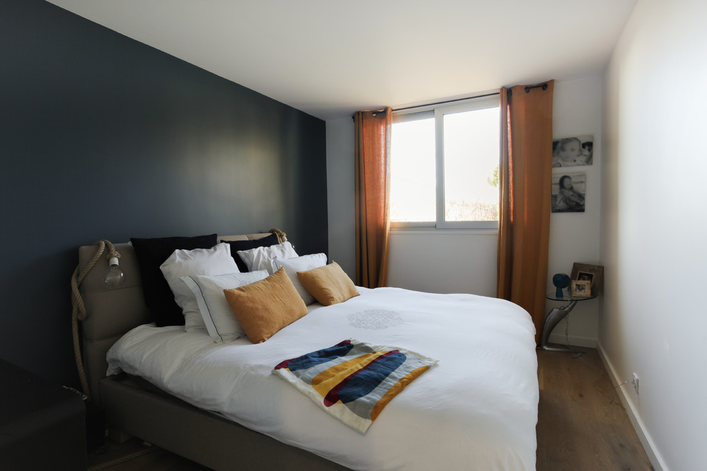 Пример оригинального дизайна: хозяйская спальня среднего размера в современном стиле с белыми стенами, темным паркетным полом и коричневым полом без камина