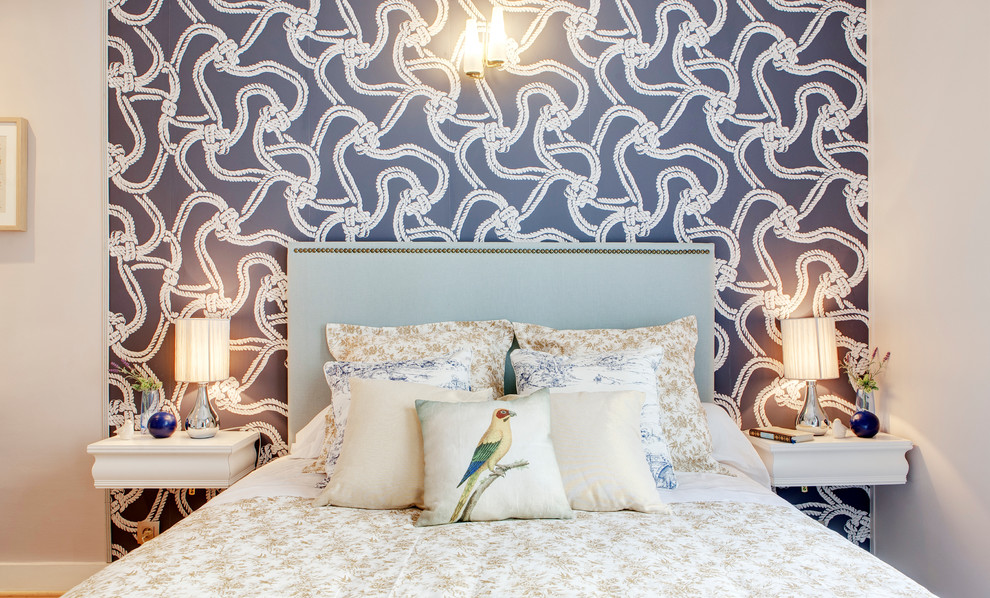 Стильный дизайн: хозяйская спальня среднего размера в современном стиле с разноцветными стенами - последний тренд