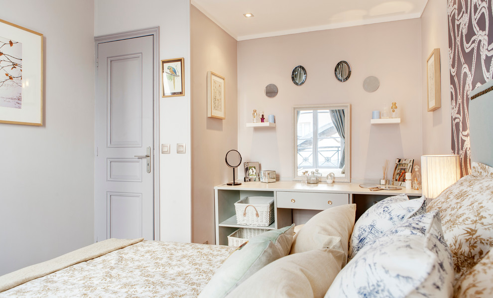 Foto de dormitorio principal actual de tamaño medio sin chimenea con paredes beige