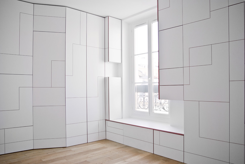 Kleines Modernes Hauptschlafzimmer ohne Kamin mit weißer Wandfarbe und hellem Holzboden in Paris