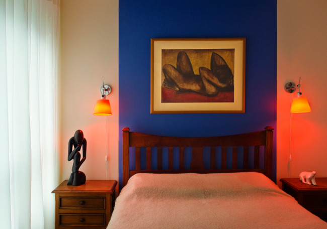 На фото: хозяйская спальня среднего размера в современном стиле с синими стенами с