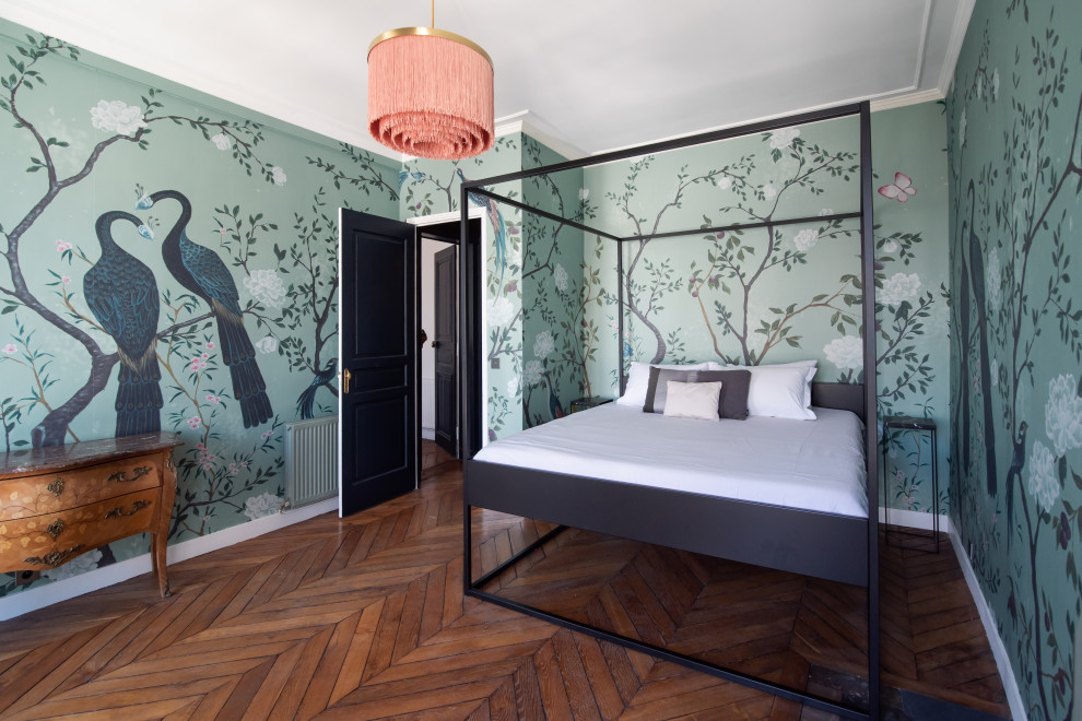 Großes Modernes Hauptschlafzimmer mit grüner Wandfarbe, braunem Holzboden, braunem Boden und Tapetenwänden in Paris