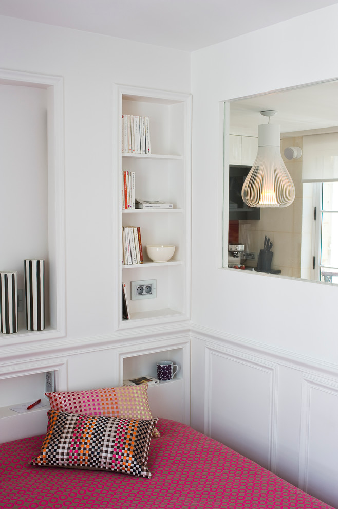 Idée de décoration pour une chambre parentale design de taille moyenne avec un mur blanc.
