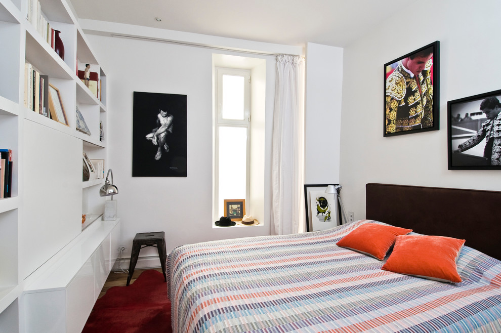 パリにあるエクレクティックスタイルのおしゃれな寝室 (白い壁)