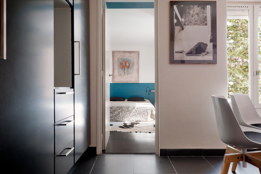 Inspiration pour une petite chambre parentale design avec un mur bleu et parquet peint.