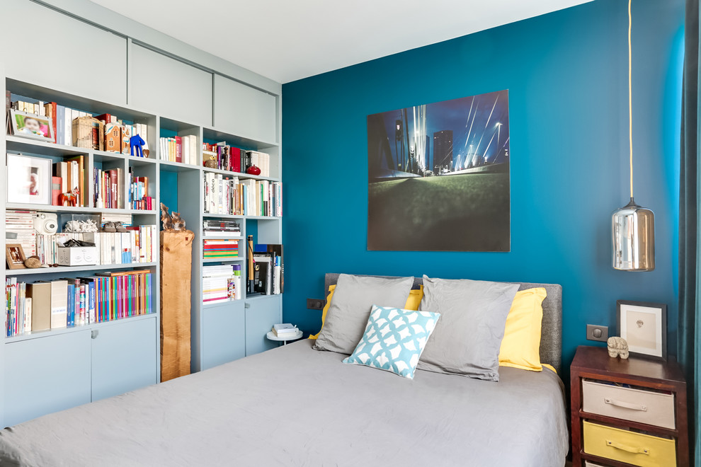 Aménagement d'une petite chambre parentale contemporaine avec un mur bleu et parquet clair.
