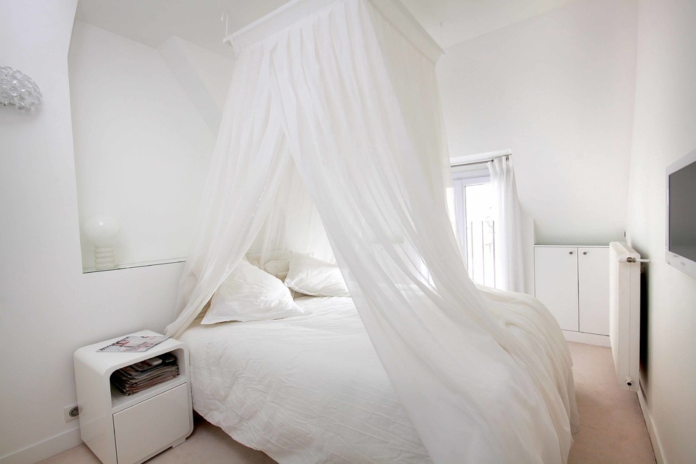パリにある小さなコンテンポラリースタイルのおしゃれな主寝室 (白い壁、白い床)