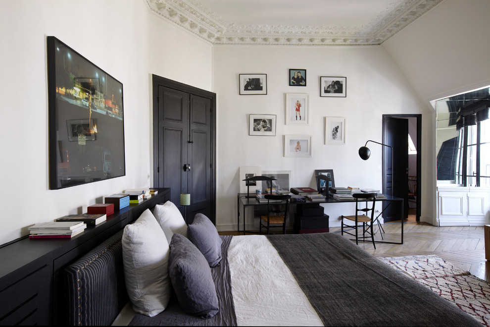パリにあるコンテンポラリースタイルのおしゃれな主寝室 (白い壁、無垢フローリング、暖炉なし)