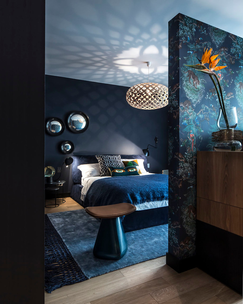 Modernes Hauptschlafzimmer ohne Kamin mit blauer Wandfarbe und hellem Holzboden in Lyon