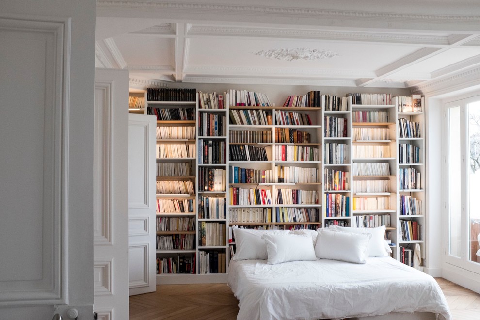 パリにある中くらいなコンテンポラリースタイルのおしゃれな客用寝室 (白い壁、淡色無垢フローリング、暖炉なし) のインテリア