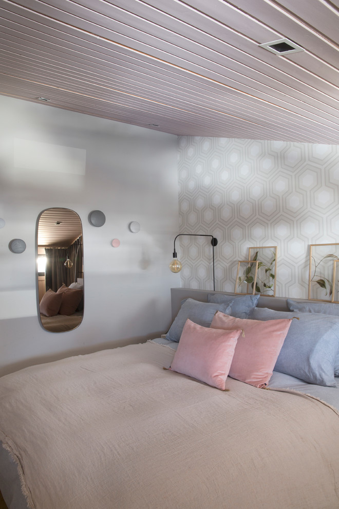 Medium sized contemporary master and grey and pink bedroom in Lyon with grey walls, light hardwood flooring and beige floors.
